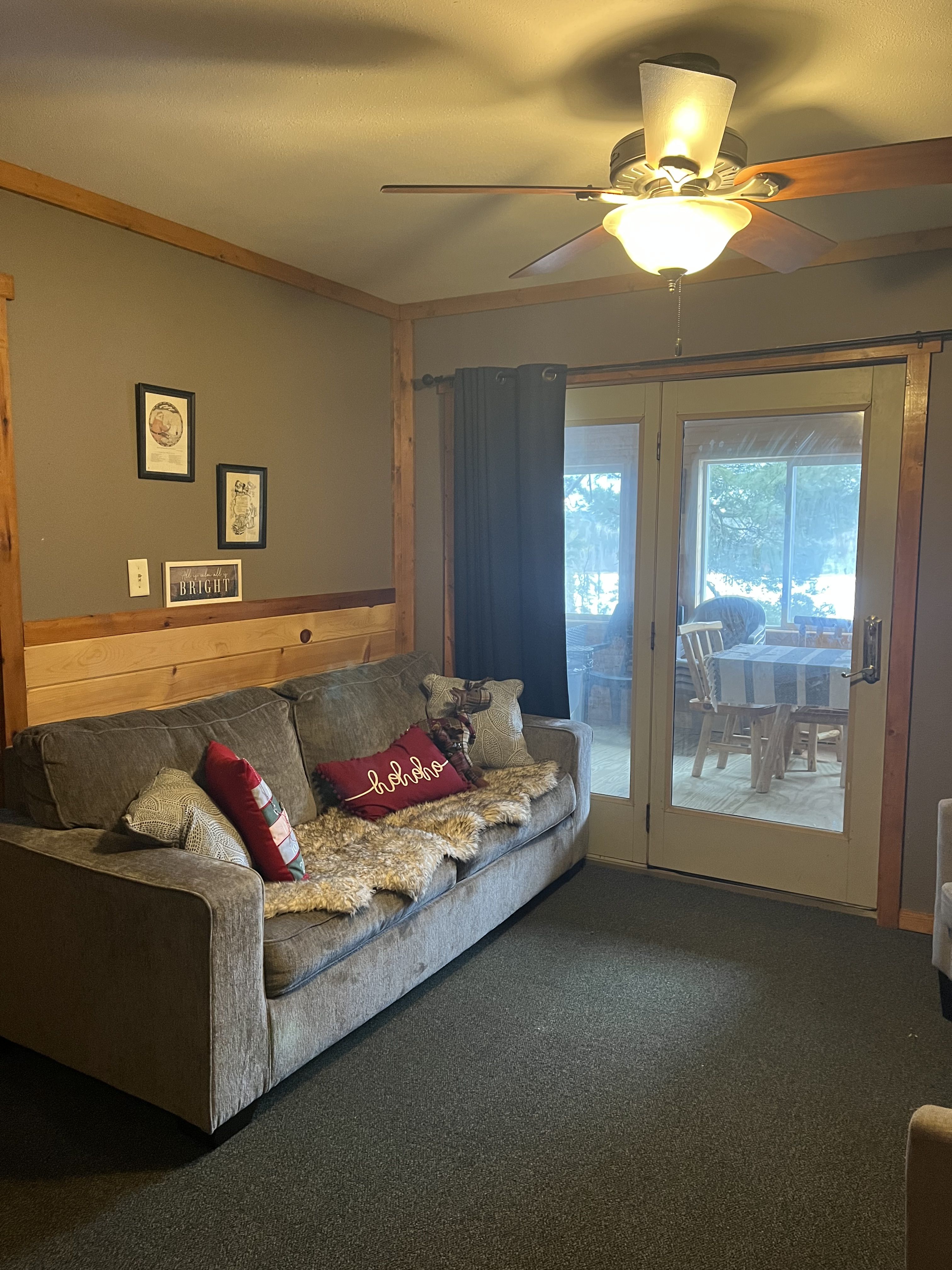 Lakeview cabin 9 livingroom
